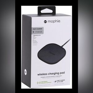 MOPHIR WIRELESS CHARGING PAD. COMPACT UNIVERSAL CHARGING PAD.
NEW IN BOX